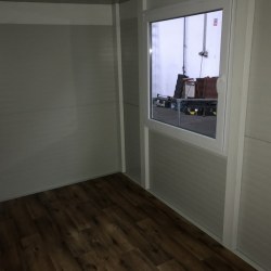Notranjost kovinskega kontejnerja Hosekra