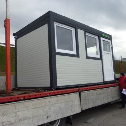 Manjši montažni kovinski kontejner Hosekra v beli barvi z antracit obrobami 