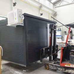 Antracit manjši montažni kovinski kontejner Hosekra s klimatsko napravo