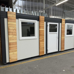 Modularni kontejner Hosekra z lesenimi dodatki in več okni