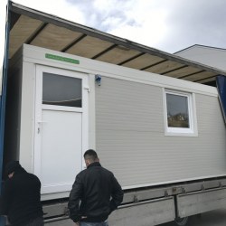 Kontejner Hosekra na tovornjaku med nalaganjem