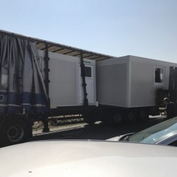 Kontejnerja Hosekra naložena na tovornjak