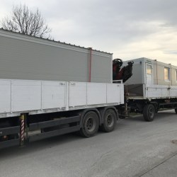 Dva osnovna kontejnerja pripeta na tovornjaku