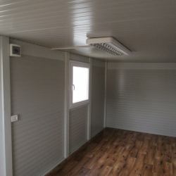 Svetla in funkcionalna notranjost kontejnerja Hosekra