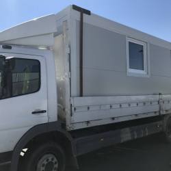 Kontejner v beli barvi pripravljen za transport