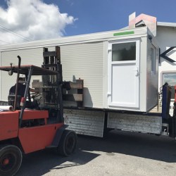 Nalaganje belega kontejnerja Hosekra na tovornjak