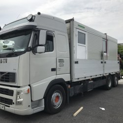 Transport dveh osnovnih kontejnerjev na tovornjaku