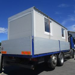 Kontejner Hosekra naložen na tovornjak 