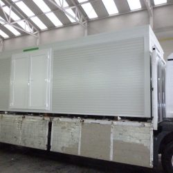 Kontejner pisarna na transportnem vozilu