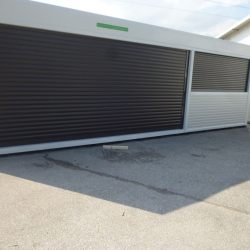 K60 Hosekra kovinski kontejner pisarna v beli barvi z rjavimi rolo vrati 
