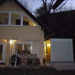 Bel kontejner ob hiši