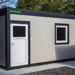 Kontejner Hosekra s PVC vrati in oknom