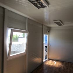 Notranjost kontejnerja s pisarniško osvetlitvijo
