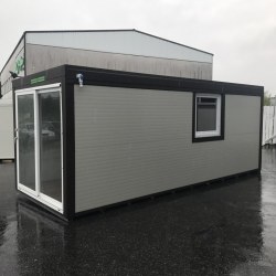 Pisarna Hosekra v deževnem vremenu