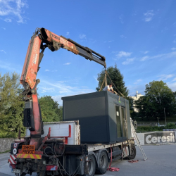 Prikazane priprave na razkladanje kontejnerja