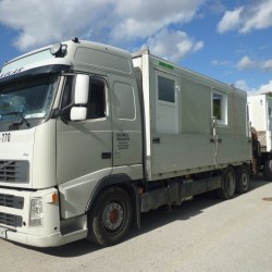 Na tovornjaku naložena ter varno pritrjena kontejnerja Hosekra