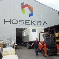 Nakladanje kontejnerja Hosekra pred proizvodno halo