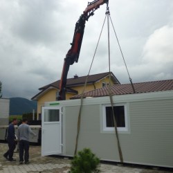 Razklad ob nadstrešek na tlakovano podlago