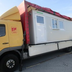 Transport kontejnerja na tovornjaku s ponjavo