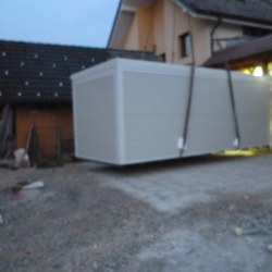 Postavitev kontejnerja Hosekra ob stanovanjski hiši