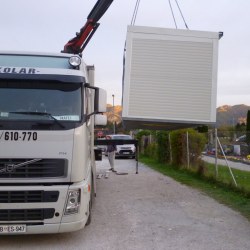 Razkladanje Hosekra kontejnerja na končni lokaciji