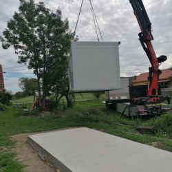Namestitev belega kontejnerja Hosekra na betonsko ploščo