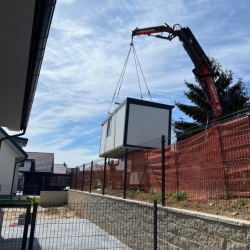Postavitev montažnega kontejnerja Hosekra na dvorišče