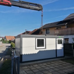 Postavljanje belega kontejnerja z antracit obrobami na teraso