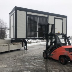Nalaganje požarno varnega kontejnerja Hosekra na prikolico tovornjaka