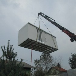 Postavitev s pomočjo dvigala belega kontejnerja Hosekra