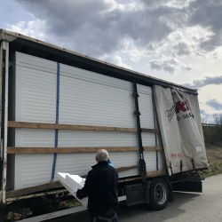  Kontejner Hosekra naložen na tovornjak pripravljen za dostavo