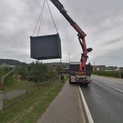 Postavitev antracit kontejnerja s pomočjo dvigala na vrt