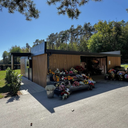 Dvojni kontejner z nadstreškom za cvetličarno