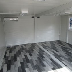 Notranjost dvojnega kontejnerja z modernim  vzorcem na tleh