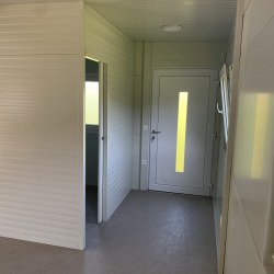 Minimalistična notranjost Hosekra dvojnega kontejnerja 