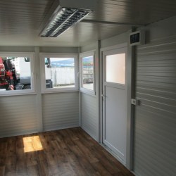 Svetel in prostoren notranji prostor osnovnega Hosekra kontejnerja