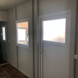 Notranjost svetlega osnovnega Hosekra kontejnerja 