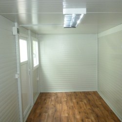 Minimalistična in svetla notranjost Hosekra osnovnega kontejnerja