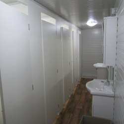 Notranjost Hosekra sanitarnega kontejnerja s kabinskimi stranišči