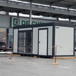 Montažni požarno varni kontejner na parkirišču