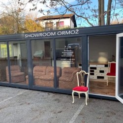 Antracit montažni kontejner Hosekra z velikimi panoramskimi okni