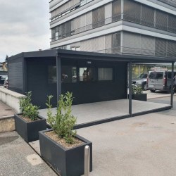 Antracit montažni kontejner z nadstreškom
