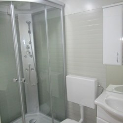Sanitarni kontejner Hosekra z masažno tuš kabino
