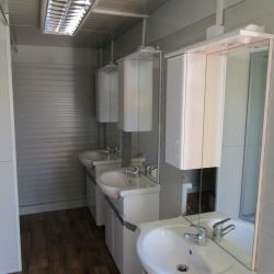 Notranjost sanitarnega kontejnerja z več kopalniškimi bloki