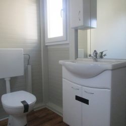 Sanitarni kontejner Hosekra z WC školjko in umivalnikom