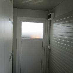 K80 Notranjost Hosekra sanitarnega kontejnerja s kovinsko konstrukcijo