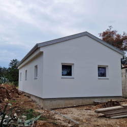 Zaključena montažna hiša z jeklenimi profili Hosekra