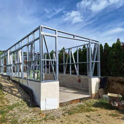 Profilna konstrukcija garaže na betonskih zidovih