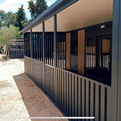 Mobilna hišica z lamelami