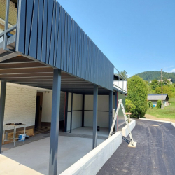 Kovinska fasada Piano v antracit barvi